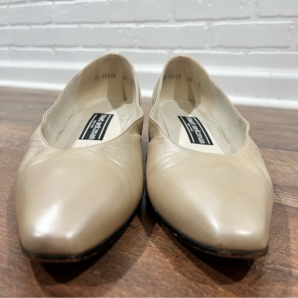 Vintage 80’s Pearlized Stuart Weitzman 1.5” Gold Studded Heels in Ivory - Picture 16 of 16